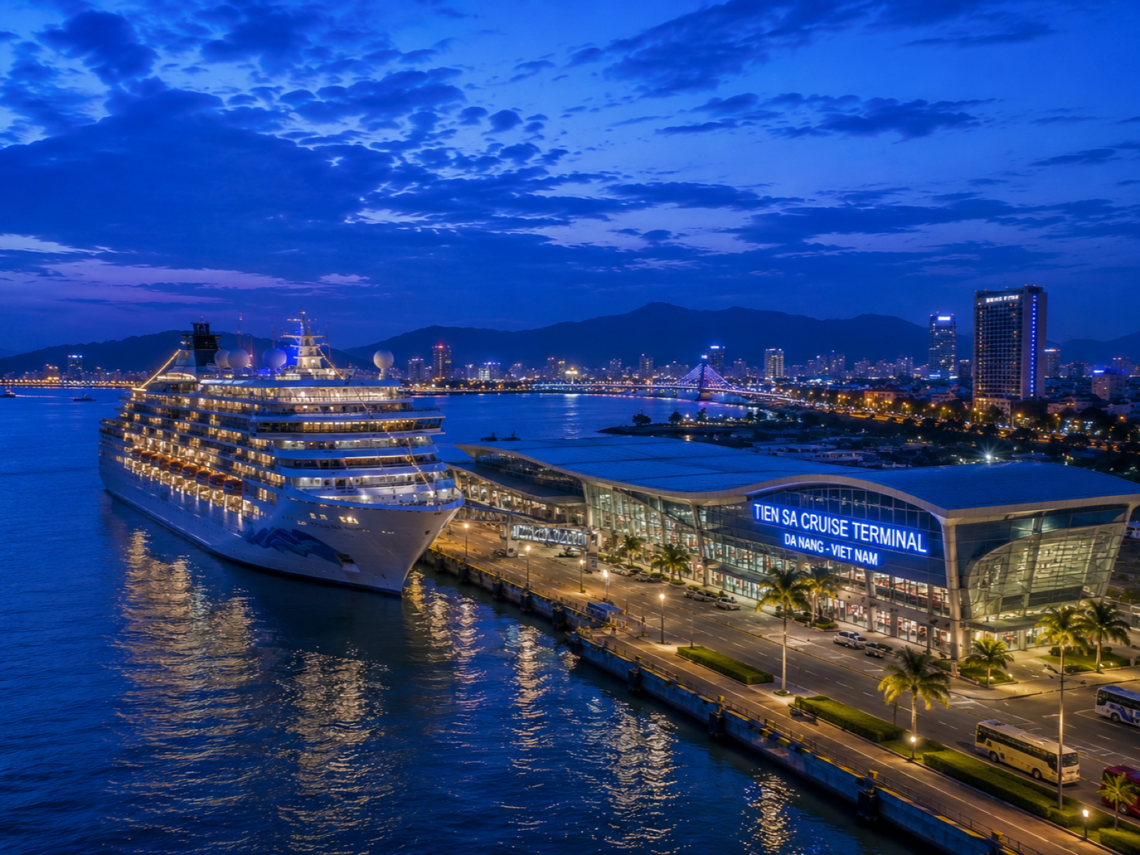 郵輪停靠峴港仙沙碼頭,遠眺峴港灣與城市夜景