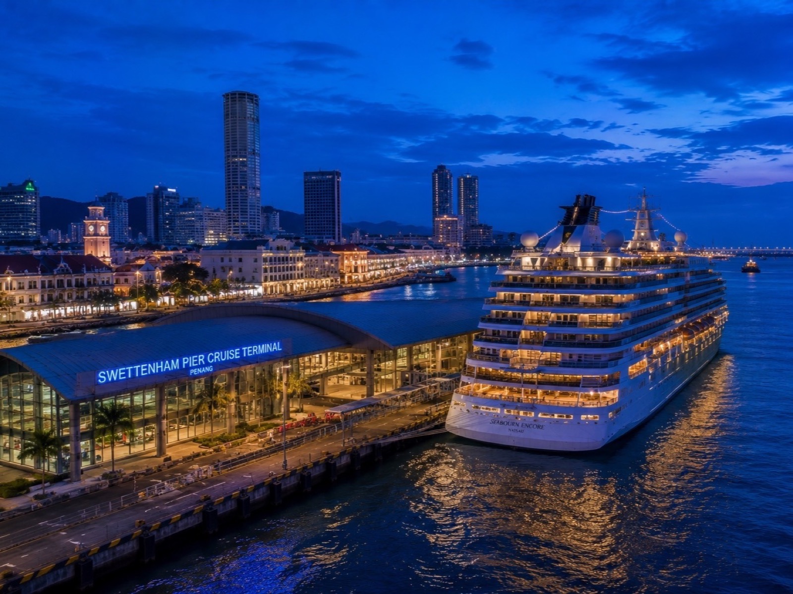 郵輪停靠檳城瑞典咸碼頭郵輪碼頭，背景為喬治市海濱夜景